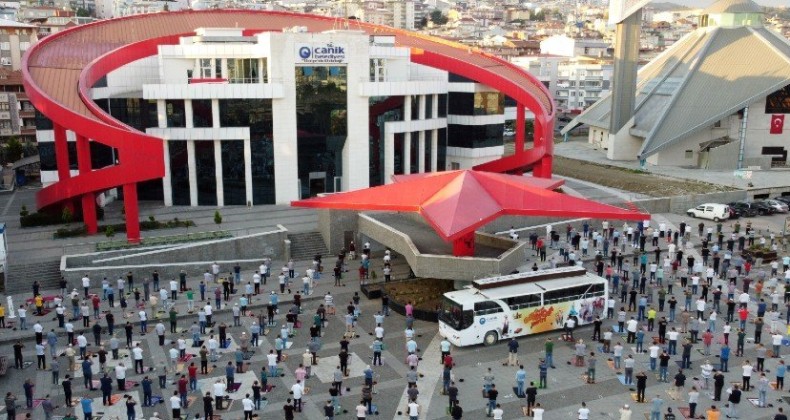 Samsunlular Bayram Namazını Ay Yıldızın Altında Kıldı