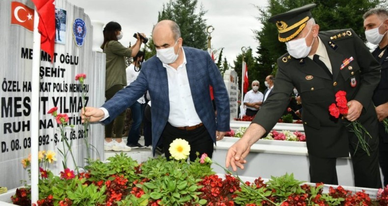 Samsun protokolünden şehitlik ziyareti