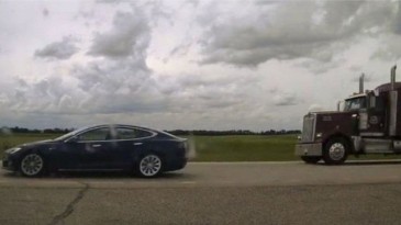 Tesla: Kanadalı sürücü, oto-pilotta 150 km hızla giden arabada uyurken yakalandı