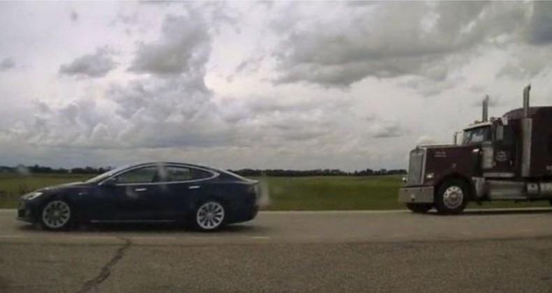 Tesla: Kanadalı sürücü, oto-pilotta 150 km hızla giden arabada uyurken yakalandı