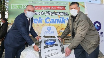 Çiftçilere 10 ton buğday tohumu dağıttı