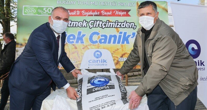 Çiftçilere 10 ton buğday tohumu dağıttı