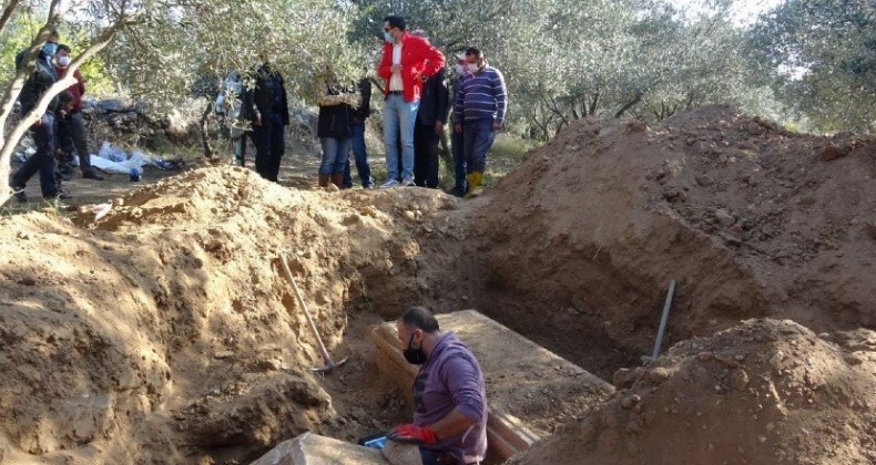 Definecilerin kazdığı yerden 2 bin 500 yıllık lahit çıktı