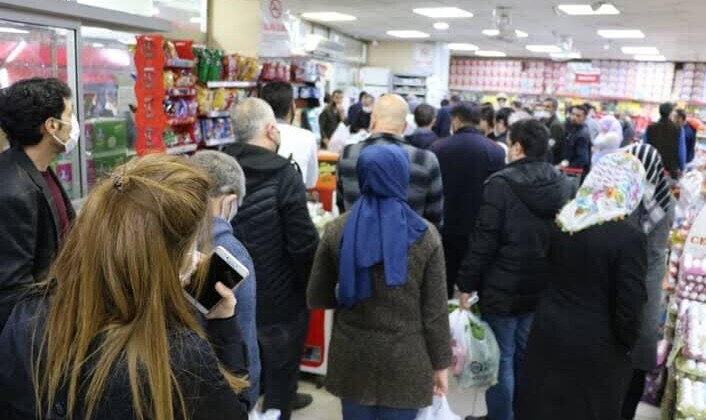 Samsun’da kısıtlamaya saatler kala marketlerde yoğunluk oluştu