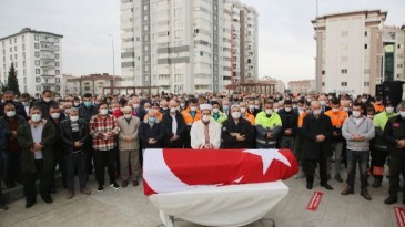 Emekçiler son yolculuğuna uğurladı