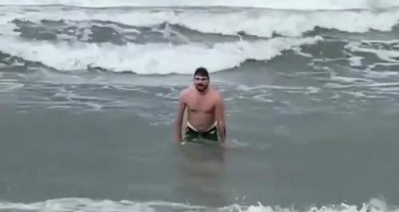 Samsun’da arkadaşlarıyla inatlaşan kişi denize girdi