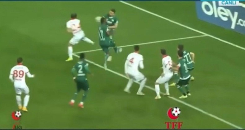 TRT SPOR ‘da kırmızı kartlar ve penaltı pozisyonu tartışıldı
