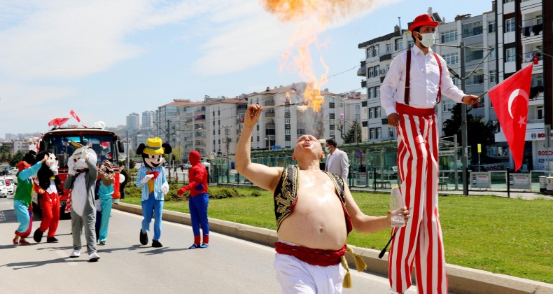 Atakum sokaklarında 23 Nisan sevinci