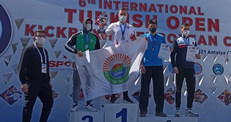 İlkadım Kick Boks takımı madalyaları topladı
