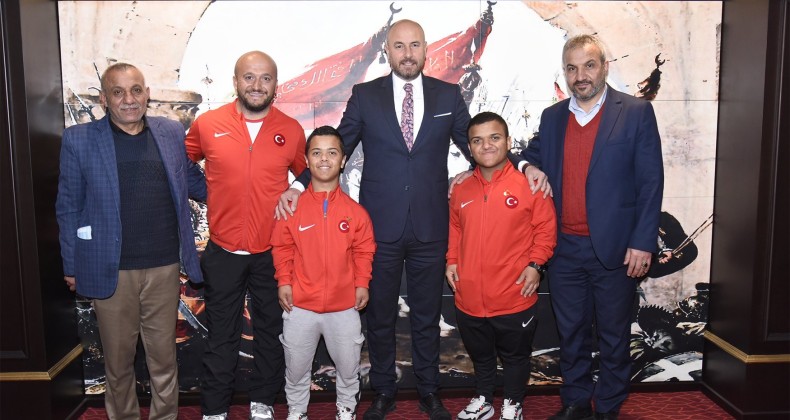 BAŞKAN TOGAR BAŞARILI SPORCULARI ÖDÜLLENDİRDİ