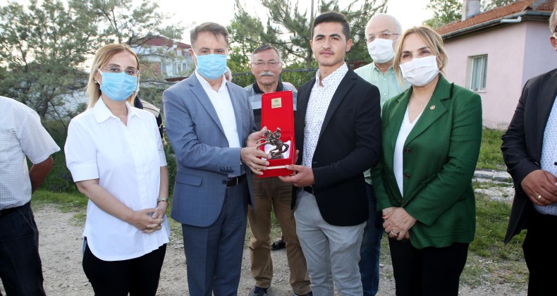 Başkan Deveci’den ‘en genç muhtara’ ziyaret