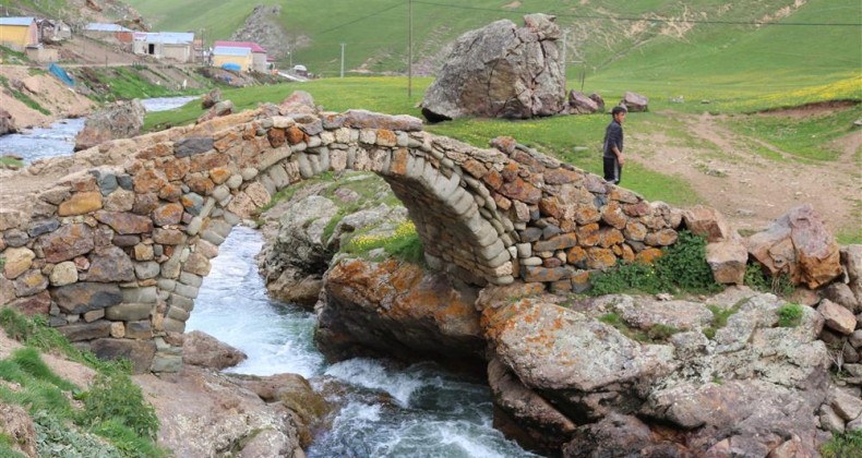 Tarihi köprü 560 Yıldır ayakta duruyor