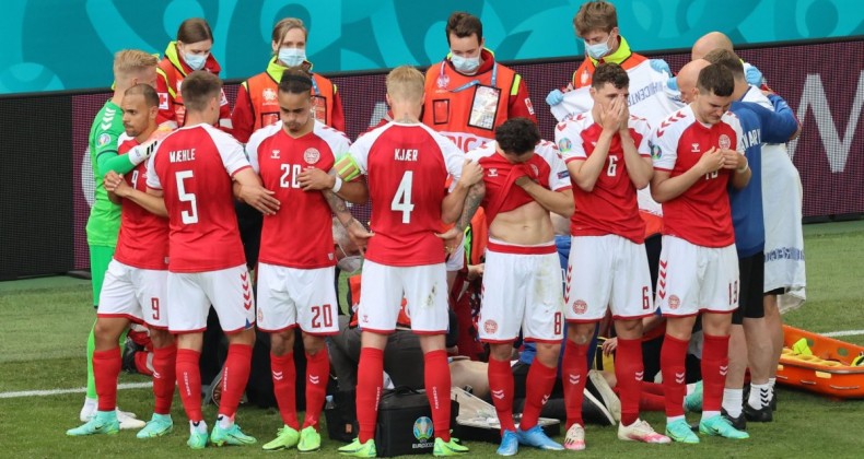 Danimarka’da Christian Eriksen sahada fenalaştı…Maç ertelendi