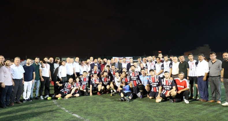 ŞAMPİYON TAKIM KUPASINI BAŞKAN DEMİRTAŞ’IN ELİNDEN ALDIN