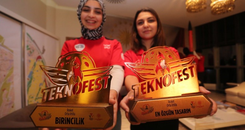 TEKNOFEST BİRİNCİLERİ BAŞKAN SANDIKÇI’YI ZİYARET ETTİ