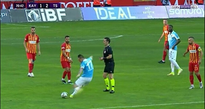 Hamsik’in orta sahadan attığı gol geçersiz sayıldı
