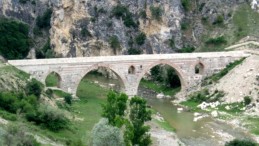 Havza’daki Kurt Köprü Dört Dönemin Mimarî İzlerini Taşıyor