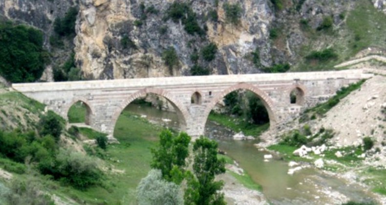 Havza’daki Kurt Köprü Dört Dönemin Mimarî İzlerini Taşıyor