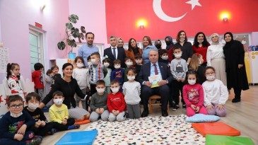 BAŞKAN DEMİRTAŞ ÖĞRETMENLER GÜNÜ’NÜ ÇİÇEKLERLE KUTLADI