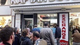Günün İlk Işıklarında Yastık Altındaki Dolarları Bozdurmaya Koşan Vatandaşlar