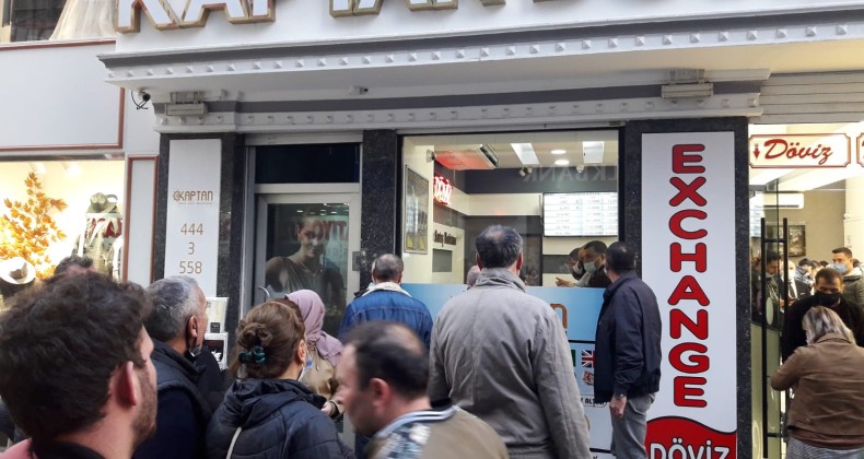 Günün İlk Işıklarında Yastık Altındaki Dolarları Bozdurmaya Koşan Vatandaşlar