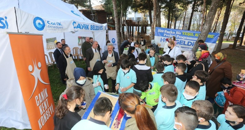 Başkan Sandıkçı ve çocuklardan alkışlanacak hareket!