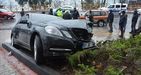 İki Trabzon plakalı araç Ordu’da kafa kafaya çarpıştı