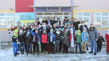 Başkan Sandıkçı’dan minik öğrencilere kışlık kıyafet