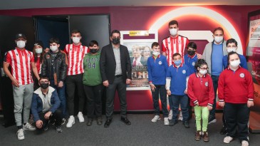 Samsunsporlu futbolcular, ‘Canım Dayım’ filmini özel çocuklar ile birlikte izledi