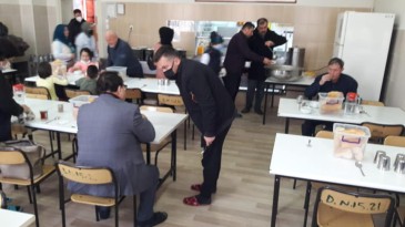 Havza Kaymakamına helal olsun: Yolda kalanlara sahip çıktı