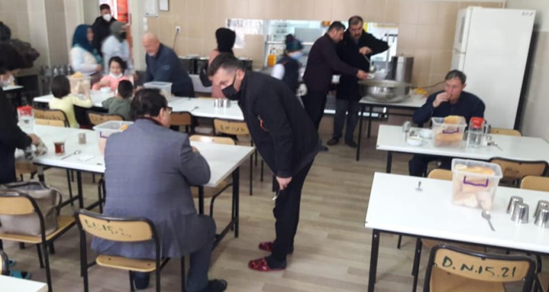 Havza Kaymakamına helal olsun: Yolda kalanlara sahip çıktı