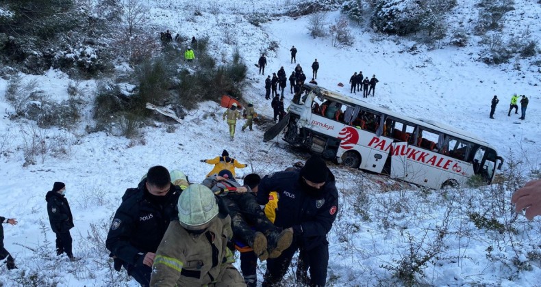 Otobüs şarampole yuvarlandı: Çok sayıda ölü ve yaralı var…