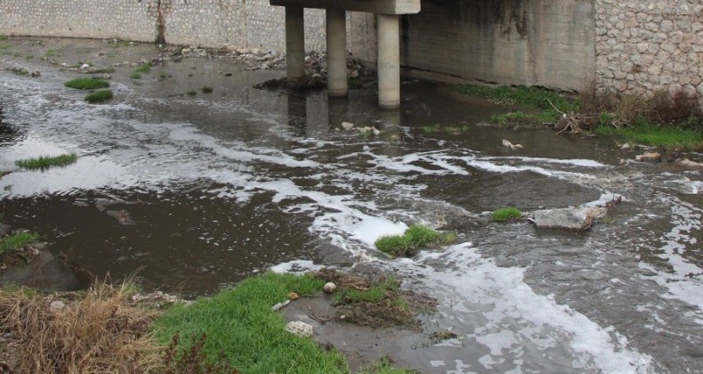 ‘Tersakan Çayı’ kirlilikten köpürdü