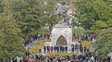 Samsun’da Atatürk anıtı çevresinde zincir oluşturuldu