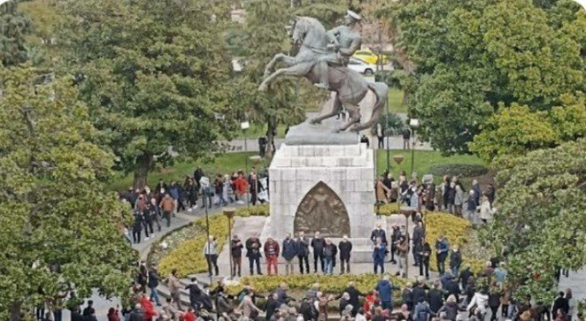 Samsun’da Atatürk anıtı çevresinde zincir oluşturuldu