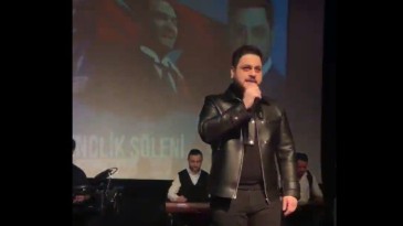 Parti Başkanı pop şarkısı söyledi
