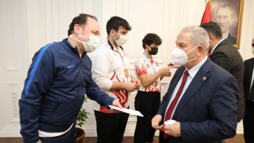 Başkan Demirtaş, Kick bokscuları altınla ödüllendirdi