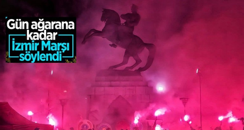 Atatürk heykelinin önünde İzmir Marşı söylenerek nöbet tutuldu