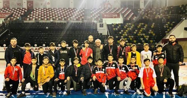 Minik güreşçiler madalyaları topladı