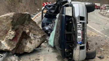 Feci Kaza: Dev kaya parçası otomobilin üzerine düştü