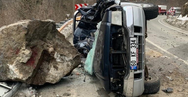 Feci Kaza: Dev kaya parçası otomobilin üzerine düştü