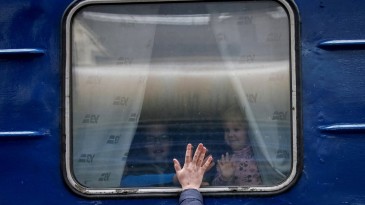 Binlerce Ukraynalı, Rusya’nın saldırdığı Kiev’den trenlerle ayrılıyor