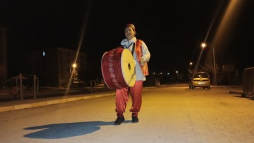 Sahura kadın davulcu kaldırdı!
