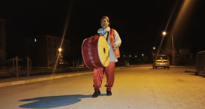 Sahura kadın davulcu kaldırdı!