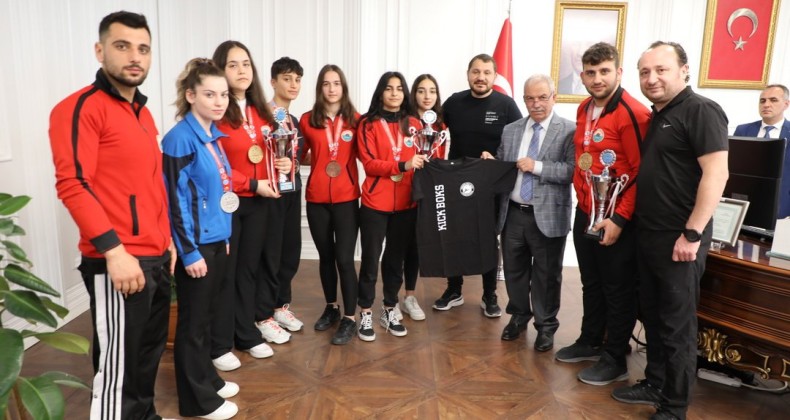 Başkan Demirtaş Şampiyon Kick Bokscuları çeyrek altınla ödüllendirdi