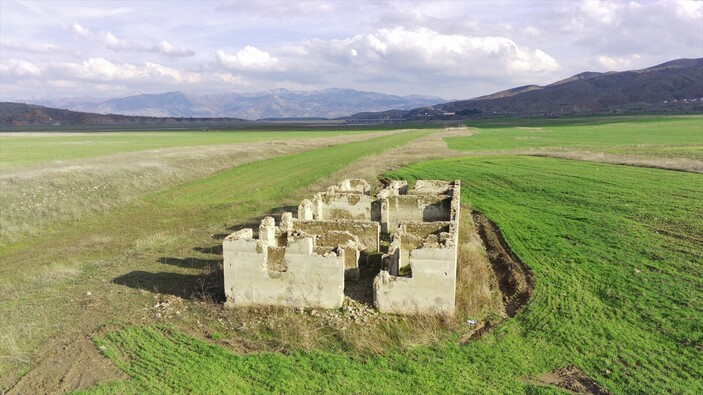 Keban Baraj Gölü’nde su çekildi: 83 yıllık tren istasyonu ortaya çıktı