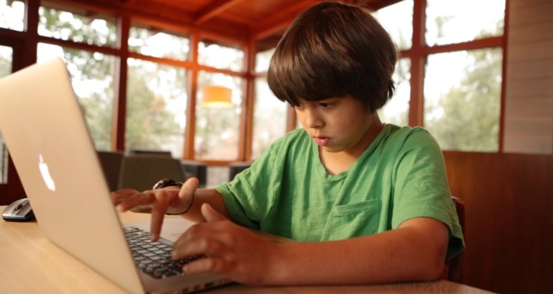 15 yaş altına internet kısıtlaması yasalaştı