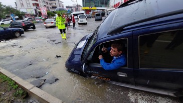 Samsun’da sel felaketi: 2 kişi hayatını kaybetti, 5 araç duvarın altında kaldı