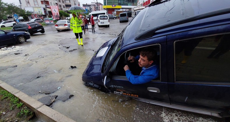 Samsun’da sel felaketi: 2 kişi hayatını kaybetti, 5 araç duvarın altında kaldı