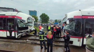 Samsun’da tramvaylar kafa kafaya çarpıştı: 26 kişi yaralandı